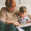 高加索祖母和她的孙子读书 