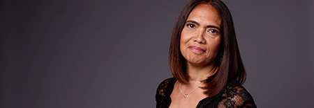 Una mujer posando para una foto imagen lightbox del mes de concienciación sobre el cáncer del seno