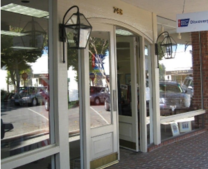 Front exterior photograph of the Menlo Park, CA American Cancer Society Discovery Shop